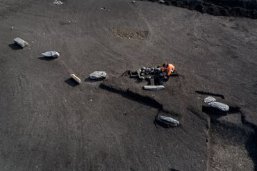 Alignement de monolithes bordé par une sépulture en cours de fouille