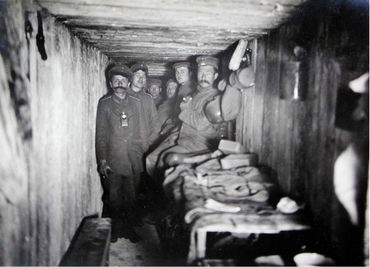 Soldat dans un abri souterrain Fonds documentaire Alain Jacques