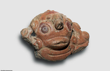 Figure précolombienne en terre cuite décorant un vase