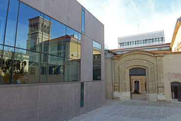 Le Musée de Valence, ancien palais épiscopal en face de la cathédrale Saint-Apollinaire