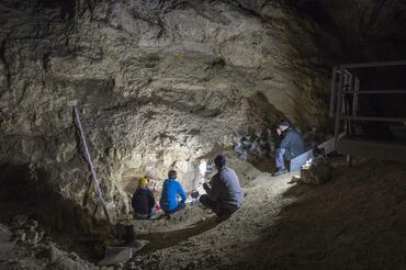 Grotte de Cotencher. Archéologues en réflexion devant une stratigraphie