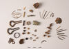 Lot de petits objets métalliques et en bois découverts à la fouille