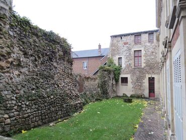 La cour à l'arrière du musée du Noyonnais