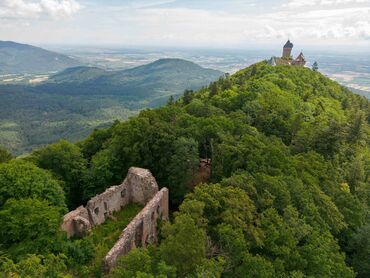 Le site de l’Œdenbourg, ou Petit-Koenigsbourg, à l’extrémité occidentale de la montagne portant le château du Haut-Koenigsbourg