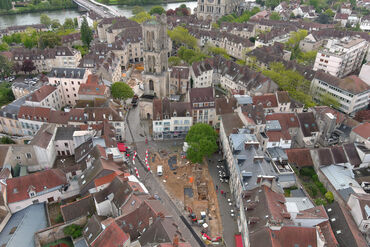 Vue aérienne du chantier de la Place du Marché au Blé, Mantes-la-Jolie.