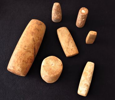 Conjunto de ídolos de calcário. Grutas do Poço Velho, Cascais.