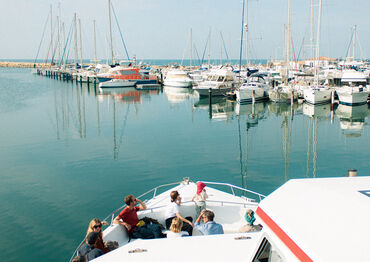 Promenade commentée en bateau, en Méditerranée.