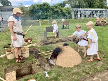 Ofenfrisch aus dem Feldbackofen - Brot gebacken nach römischer Tradition.