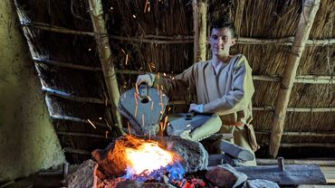 Travail du fer dans une forge viking