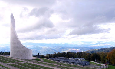 Vue sur le mémorial, la nécropole nationale et le camp