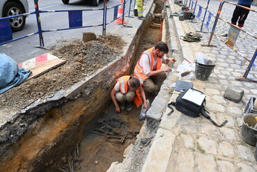Fouille et prélèvement d'un individu inhumé au Moyen Âge dans l'ancien cimetière paroissial, place d'Avesnières