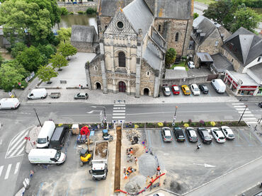Fouille d'une tranchée place d'Avesnières à Laval, à l'emplacement de l'ancien cimetière paroissial