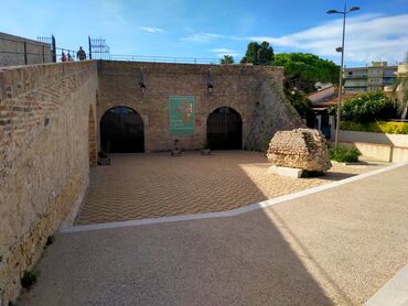 Le parvis du musée