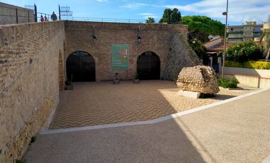 Le parvis du musée
