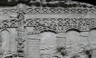 Relief sculpté pont romain