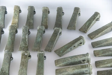 Haches a douille armoricaines, dépôt de Plumergat, âge du Fer, collection du musée d’histoire et d’archéologie