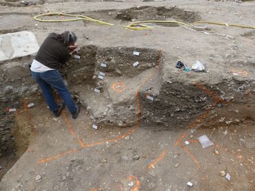 Les archéologues au travail sur le chantier de Melun, rue de Belle Ombre