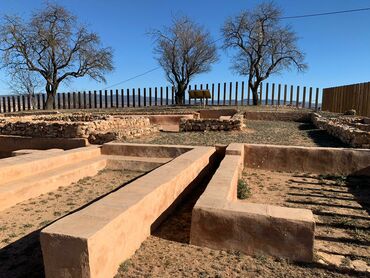 Vista en primer plano de las viviendas del s. VII a. C.
