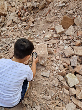 Momento de visita educativa a excavación Palauet