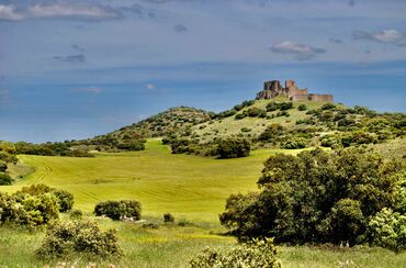 Foto castillo de Almenara desde carretera a Villamayor de Santiago