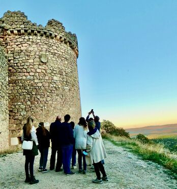 Foto visita en el exterior del castillo de Almenara