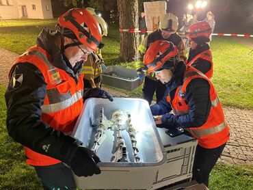 Üben für den Ernstfall: Das Team des Kulturgüterschutzes Liechtenstein übt 2024 in Balzers gemeinsam mit der Feuerwehr die Evakuierung und Erfassung von evakuierten Kirchenschätzen.