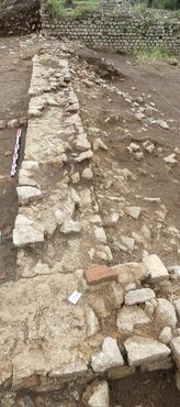 Un mur de la villa romaine de Kéredennec (St-Frégant, 29) en cours de fouille