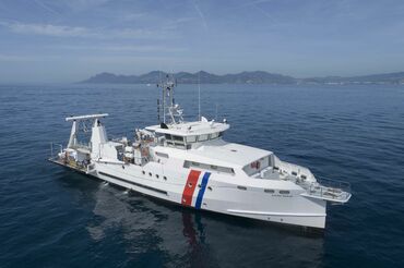 L'Alfred Merlin, naviguant au large des Alpes-Maritimes