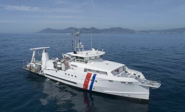 L'Alfred Merlin, naviguant au large des Alpes-Maritimes